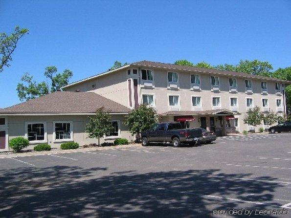 Budget Host Inn & Suites North Branch מראה חיצוני תמונה